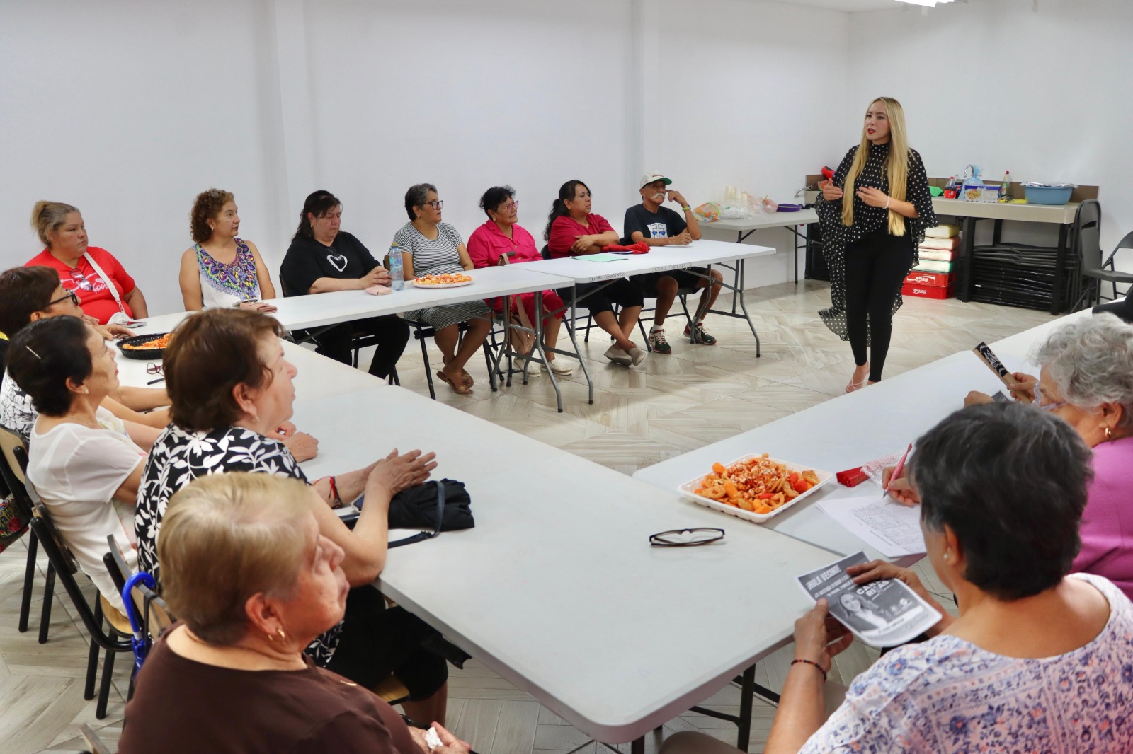 Carla Rivas escucha necesidades de vecinos en Lázaro Cárdenas La diputada Carla Rivas dialoga con habitantes de la colonia Lázaro Cárdenas para escuchar sus necesidades y abordar temas relacionados con el acceso a la salud.