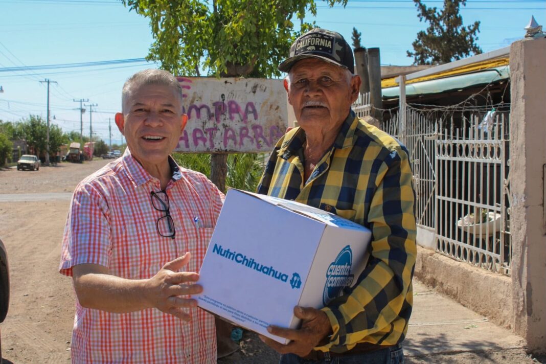 Entrega diputado despensas a familias de Lázaro Cárdenas El diputado Ismael Pérez Pavía entrega despensas a familias de la comunidad de Lázaro Cárdenas, en Meoqui, como parte de un programa de apoyo alimentario.
