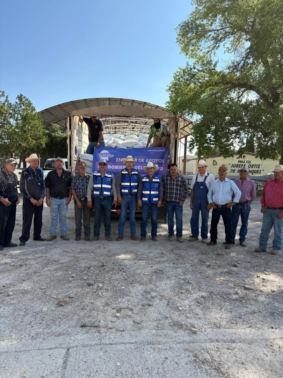 Legislador fortalece al campo con apoyos para productores El diputado Jaime Torres Amaya durante la entrega de semilla de avena y fertilizante a productores del campo en Bachíniva y la comunidad de Sainápuchi, Chihuahua.