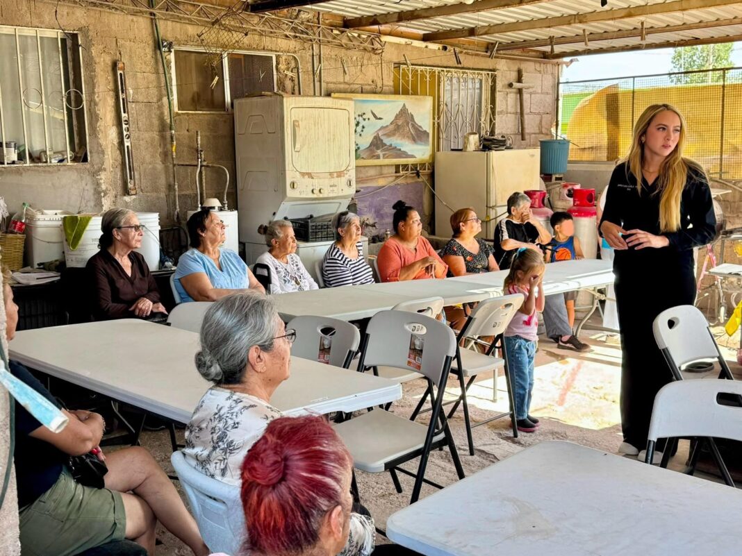 Carla Rivas dialoga con vecinos de la colonia Plan de Ayala sobre el impacto del programa NutriChihuahua en las familias chihuahuenses.