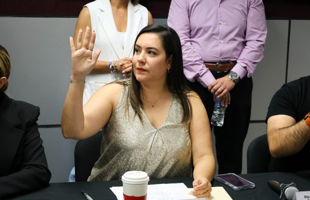 La diputada Joss Vega durante su participación al solicitar diálogo sobre el proyecto Poniente 5 en Chihuahua.