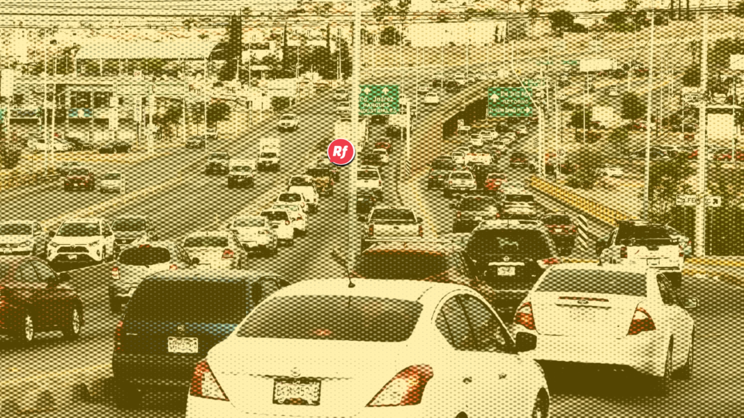 Chihuahua construyó una ciudad para el auto; ahora el auto nos está cobrando la cuenta Tráfico vehicular en Chihuahua durante la hora pico, reflejo de la dependencia del automóvil y los retos de movilidad urbana.