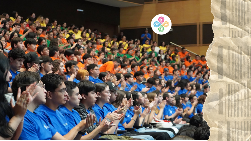 Jorge Cruz Camberos durante una conferencia sobre educación, talento y oportunidades para jóvenes de Chihuahua.