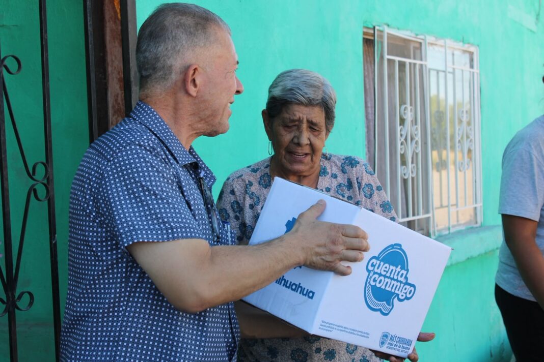 El diputado Ismael Pérez Pavía entrega despensas a familias del municipio de Meoqui como parte de una jornada de apoyo social.