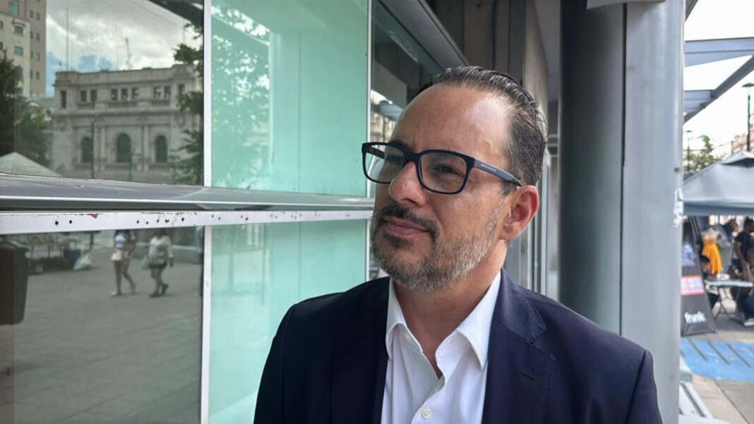Jorge Soto anuncia iniciativa para evitar el uso de colores partidistas en bienes públicos de Chihuahua.