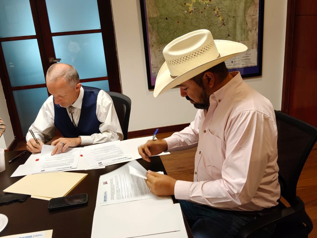 Chihuahua y Nuevo México unen conocimiento para impulsar la innovación en el campo SDR y NMSU firman convenio para impulsar innovación tecnológica en el campo de Chihuahua.