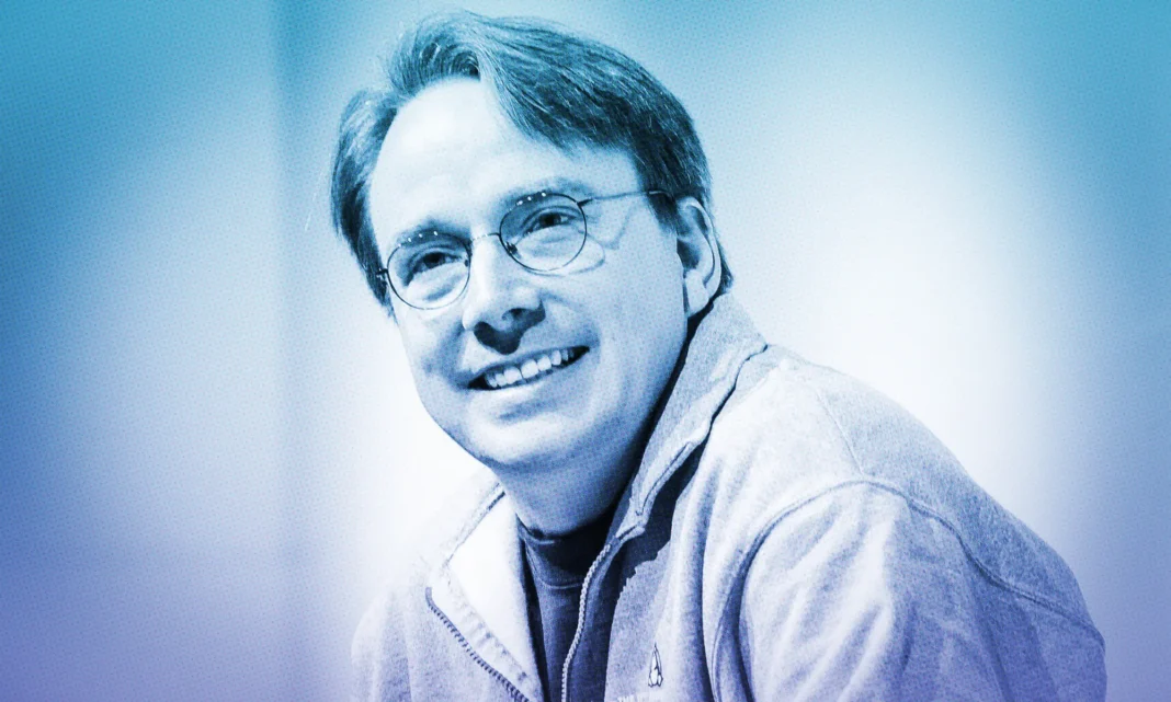 Linus Torvalds, creador de Linux, junto al sistema operativo que revolucionó la tecnología