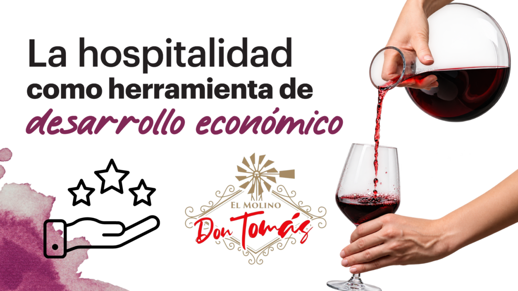 La hospitalidad como herramienta de desarrollo económico Vino chihuahuense servido durante una experiencia gastronómica en Chihuahua capital para visitantes de negocios.