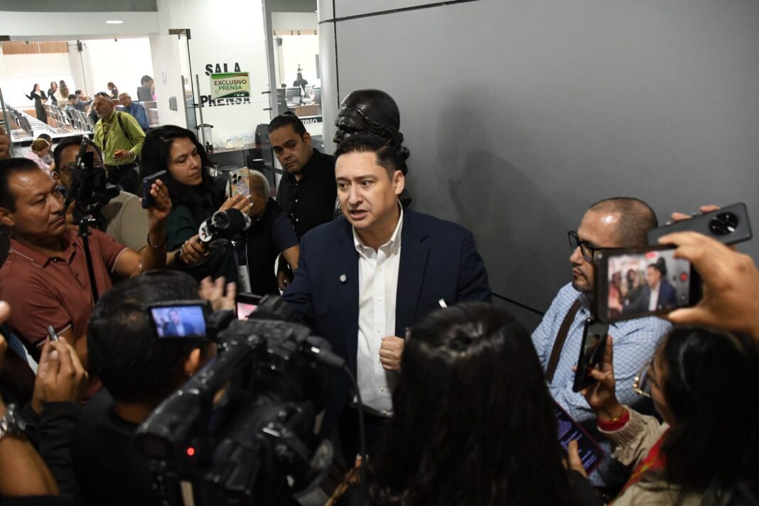 Diputado cuestiona cuestiona la Ley Antimemes Alfredo Chávez, coordinador del PAN en Chihuahua, durante sus declaraciones sobre la llamada Ley Antimemes.