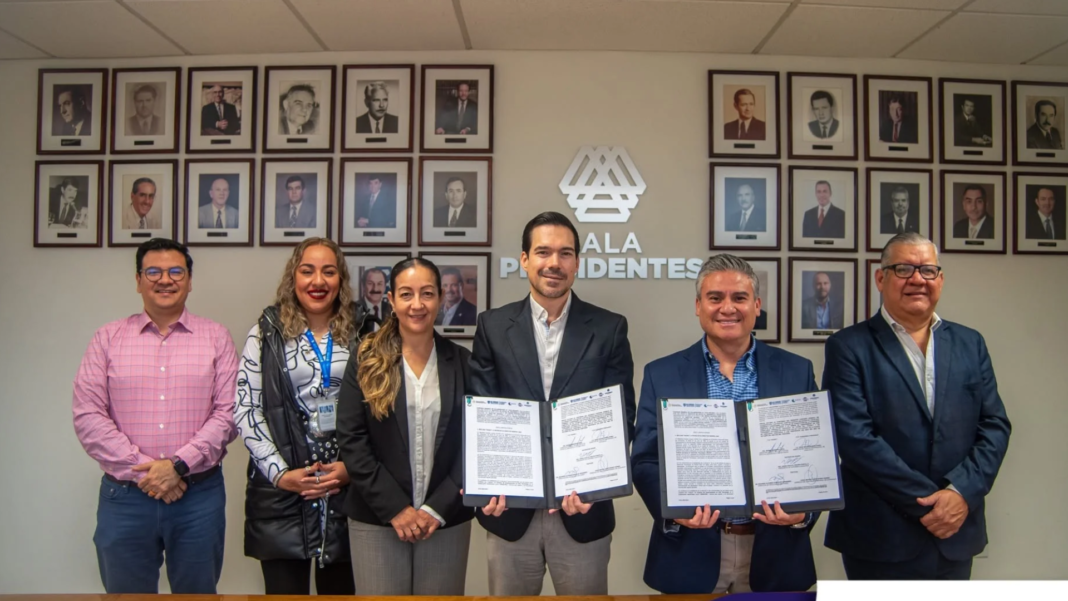 Coparmex e INADET impulsan empresas con talento capacitado Representantes de Coparmex Chihuahua e INADET durante la firma de un convenio de colaboración para impulsar la capacitación y especialización del talento.