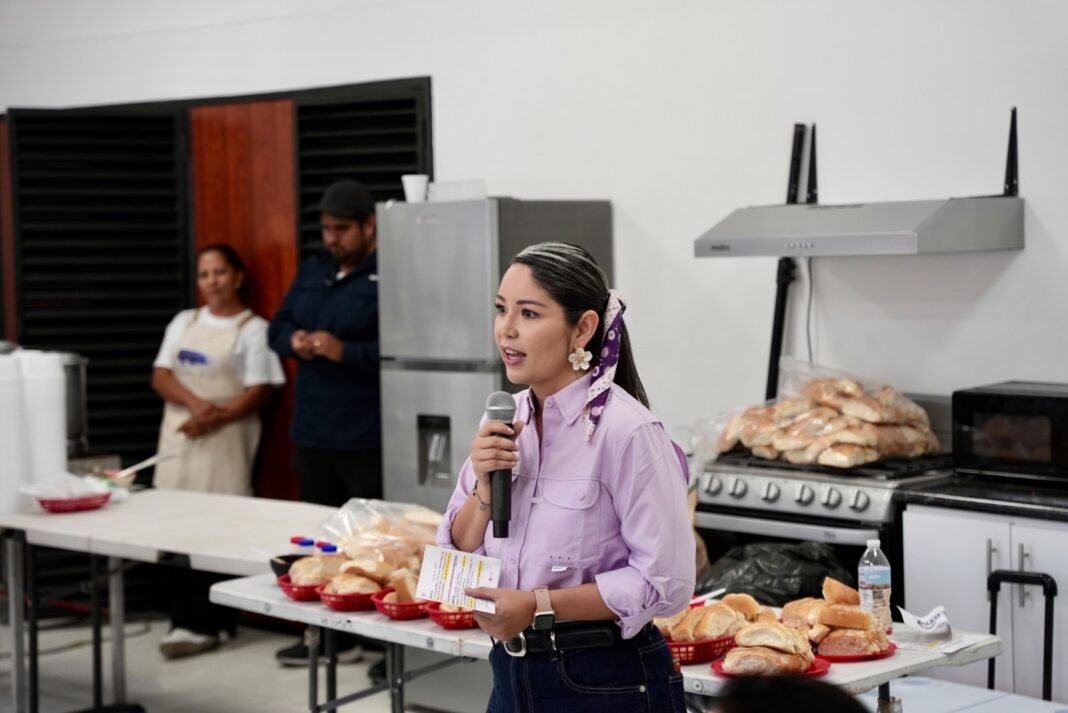 Nancy Frías con líderes vecinales del Distrito 12