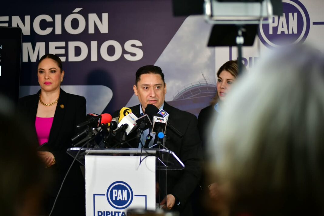 Alfredo Chávez y diputados del PAN durante el anuncio de una nueva iniciativa electoral en Chihuahua.