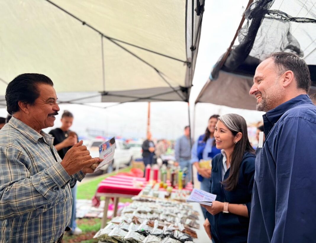 Recorre diputada el tianguis de la Tarahumara junto a Santiago de la Peña Nancy La China Frías y Santiago de la Peña recorren el tianguis de la colonia Tarahumara en Chihuahua.