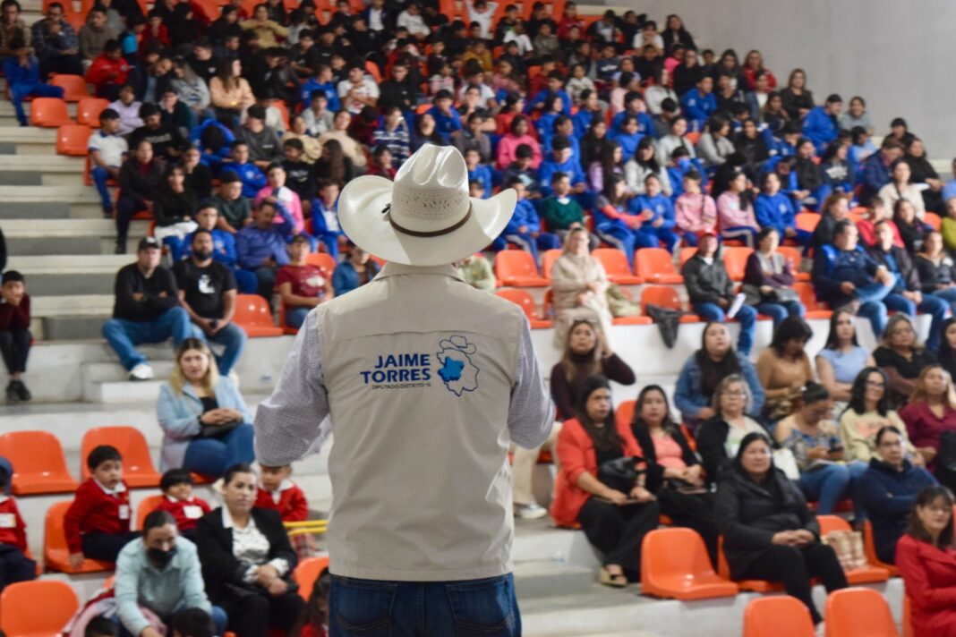 Acompaña diputado entrega de apoyos del programa “Juntos por la Sierra” Jaime Torres Amaya acompaña la entrega de apoyos del programa Juntos por la Sierra en San Juanito, Bocoyna, Chihuahua.