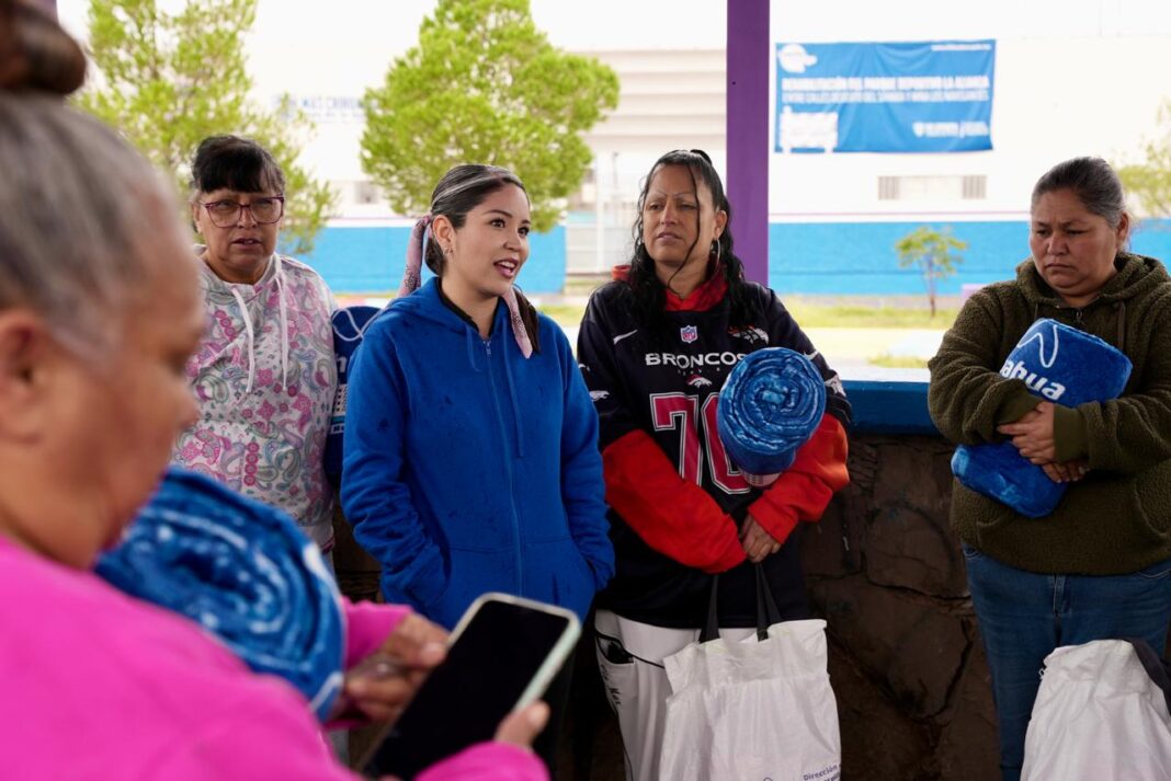 Nancy “La China” Frías entrega despensas, hule y cobijas a familias de las colonias El Porvenir, Revolución, Antorcha Popular y Luis Donaldo Colosio, en Chihuahua, ante las lluvias y las bajas temperaturas.