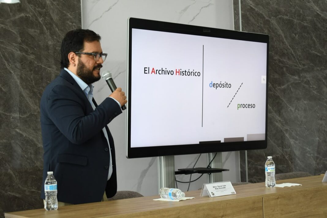 El maestro Guillermo Salvador Ortega Vázquez recibe un reconocimiento del Congreso del Estado de Chihuahua por impartir una conferencia sobre gestión y difusión del patrimonio documental histórico.